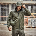 Ouvrier portant une veste imperméable et respirante verte PROS Wear modèle 285