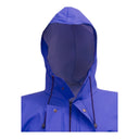 Gros plan sur la capuche ajustable avec col tempête et fermeture éclair sous doubles rabats à boutons-pression du manteau long imperméable bleu électrique PROS Wear modèle 106.