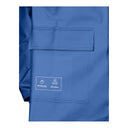 Gros plan sur la poche sous rabat et les soudures haute fréquence de la veste imperméable bleue PROS Wear modèle 101/S.