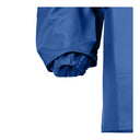 Gros plan sur le poignet coupe-vent élastiqué de la veste imperméable bleue PROS Wear modèle 101/S.