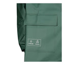 Gros plan sur la poche sous rabat et les soudures haute fréquence de la veste imperméable verte PROS Wear modèle 101/S.