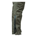 Cotte a bretelles imperméable et respirante modele 298 olive fonce PROS Wear protection integrale en membrane certifié EN 343 pour le travail extérieur - detail du bas de jambe fermeture ouverte et detail bouton pression vue laterale