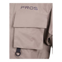 Gros plan : Point d'attache et poche cargo de poitrine de la veste de wading respirante PROS Wear 444/AIR.
