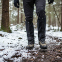 Randonneur portant les guetres imperméables et respirantes modele 015 PROS Wear noir en textile technique aQuaAir Regular pour bloquer la neige, la boue et les debris