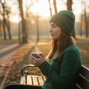Femme portant un bonnet polaire modele 780 vert PROS Wear dans un parc en automne
