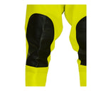Détail technique : Renfort de genou noir anti-abrasion thermosoudé sur le PVC jaune fluorescent des cuissardes PROS Wear WRM02/FLUO.