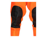 Détail technique : Renfort de genou noir anti-abrasion thermosoudé sur le PVC orange fluorescent des cuissardes PROS Wear WRM02/FLUO.