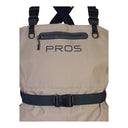 Gros plan : Poche de poitrine à fermeture éclair imperméable, anneaux de fixation D et logo PROS sur le waders respirant modèle SB04/NEO.