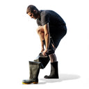 Pêcheur enfilant des chaussettes thermiques KL09-S dans ses bottes pour une isolation optimale des pieds au sec.